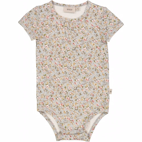 Wheat - jersey body ss // dusty dove flowers, body, bodystocking, sparkedragt, babytøj, dreng, nyfødt, pige, babytøj