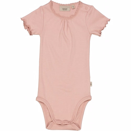 Wheat - body rib lace ss // misty rose, body, bodystocking, sparkedragt, babytøj, dreng, nyfødt, pige, babytøj