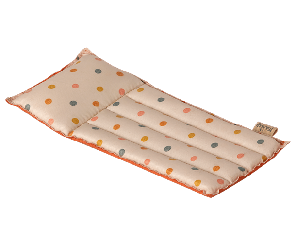 Vacation time. An air matress made in coated fabric for an authentic look. It is not water proof, so only play on dry ground… only in your imagination it can float on water. This set fits all mice sizes.