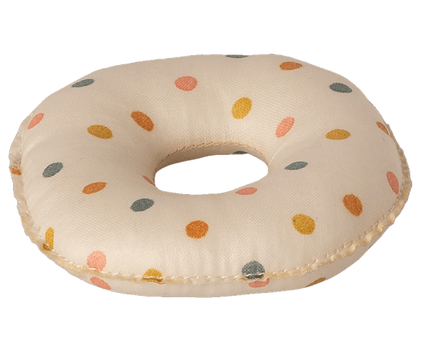 Vacation time. An air matress made in coated fabric for an authentic look. It is not water proof, so only play on dry ground… only in your imagination it can float on water. This set fits all mice sizes.