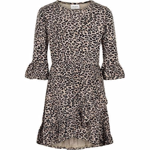 Lex dress, leopardprint, leo, leoprint, leopard-prikker, pigekjole, kjole, kjoler, flæsekjole, med flæser, flæser på ærmer, 3/4 ærme, vinterkjole, leopard kjole