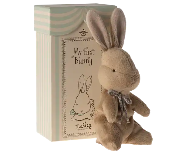 Maileg, babyseng, babycot, legetøj, børnelegetøj, musseseng, dukkeseng, Maileg dansende kat & Mus i skoæske Maileg Storebror mus i nattøj, Maileg-Bedstefar & Bedstemor i tændstik æske,Maileg -  Min første kanin - Brun