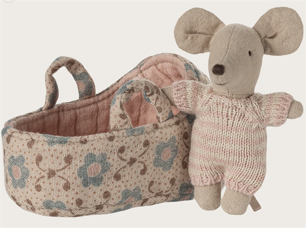Baby mouse in carry cot - Rose