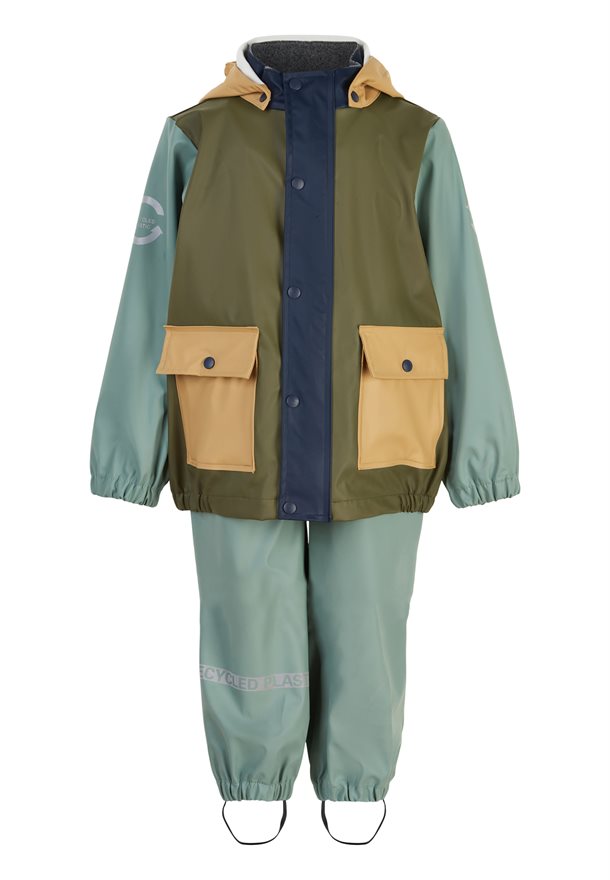 regntøj, regnsæt, reflekser, Mikk-line, to dele, børne regntøj, PU-materiale, flour-fri, overall regnbukser, overtøj, tilbud, overtøjstilbud, regntøjstilbud, regntøj i grøn, regnsæt i grøn, regntøj i chinois green, regntøj i flere farver, regntøj til drenge.