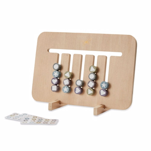 Dansk design, by Astrup, børn i tanke, moderne design, trælegetøj, aktivitetslegetøj, indlæring, alfabetet, klodser, legetøj, træ, bæredygtig, miljøvenlig, spil, læring, uddannelse, educative, motorisk leg, sund leg, FSC mærket