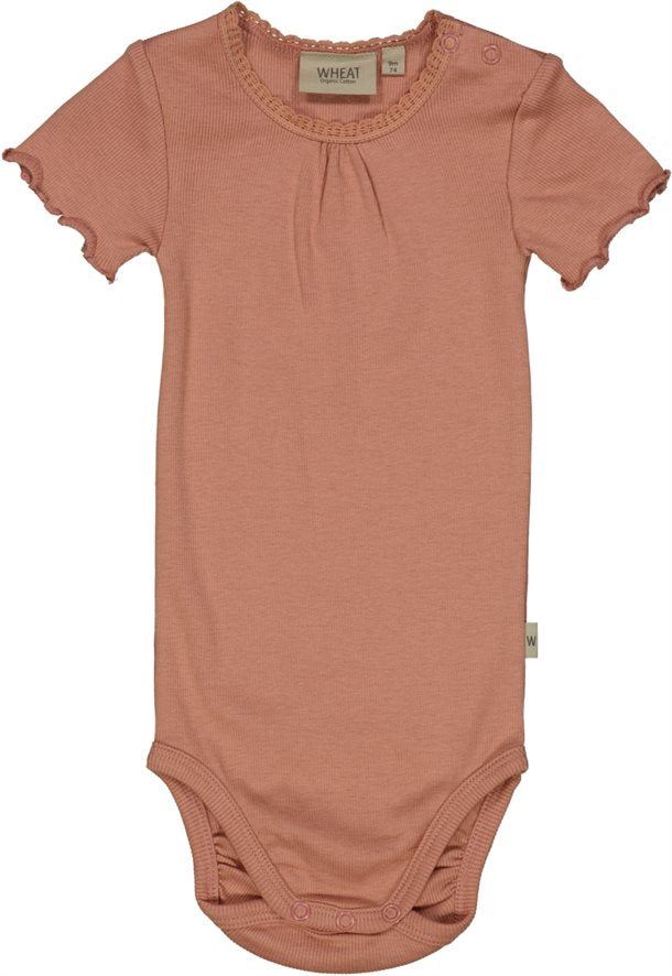 Wheat - Body Rib Lace SS // Cameo brown, body, bodystocking, sparkedragt, babytøj, kortærmet body pige, babytøj
