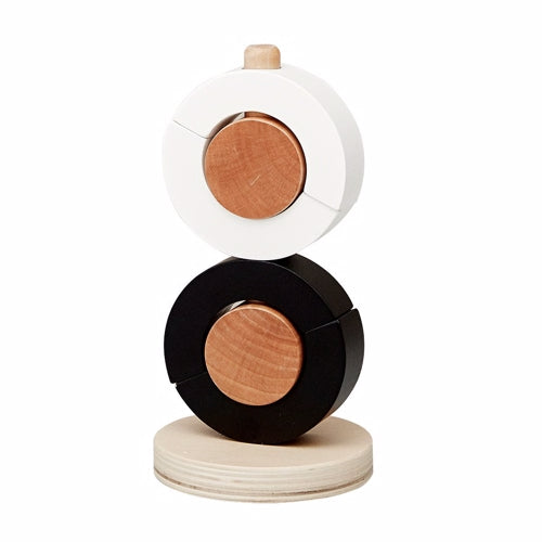 Dansk design, by Astrup, børn i tanke, moderne design, trælegetøj, aktivitetslegetøj, indlæring, alfabetet, klodser, legetøj, træ, bæredygtig, miljøvenlig, spil, læring, uddannelse, educative