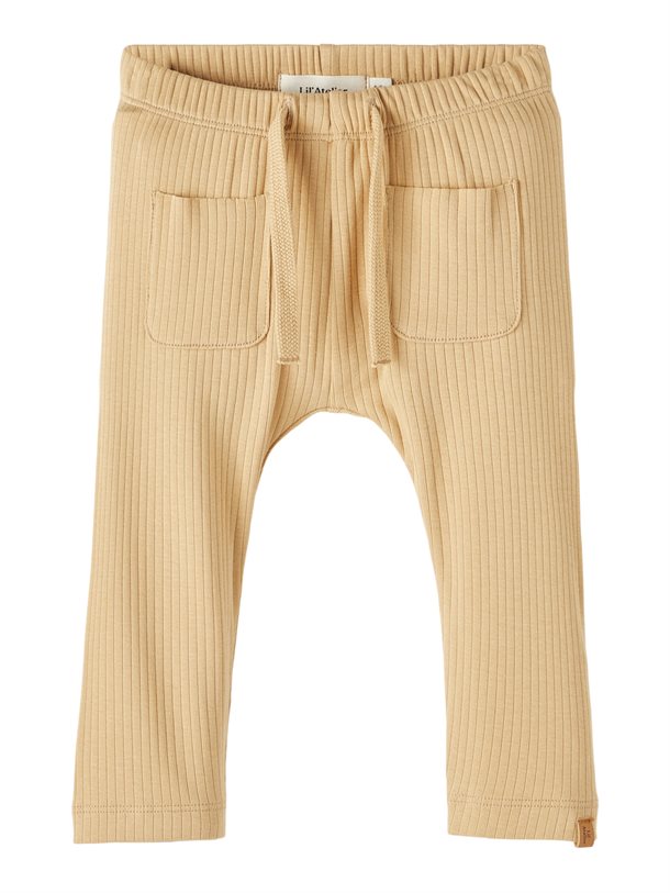 Lil Atelier Isak Loose Pants - Taos Taupe, løse bukser, leggings drenge, gule bukser, gule leggings, drenge bukser