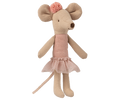 ballerina mus, maileg, pigelegetøj fra maileg, lille gave, god gaveide, gaveide til piger, pigegaver, hyggelegetøj, legetøj til turen, romantisk legetøj, dukker, bamser, minibamse, bamse i taske, mus i taske. kr.Maileg - Ballerina, little sister kr. 119