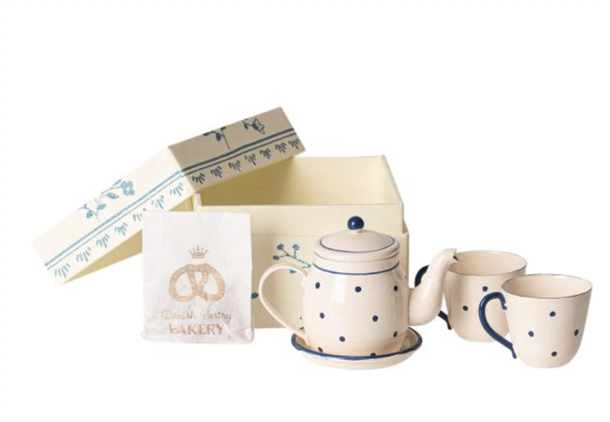 Maileg, babyseng, babycot, legetøj, børnelegetøj, musseseng, dukkeseng, Maileg dansende kat & Mus i skoæske Maileg Storebror mus i nattøj, Maileg - Kager og kagefad, Mini