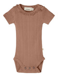 Lil Atelier Rachel Slim Body // Frappé, body, Lil Atelier, body til piger, body med flæse, flæser, bodystocking