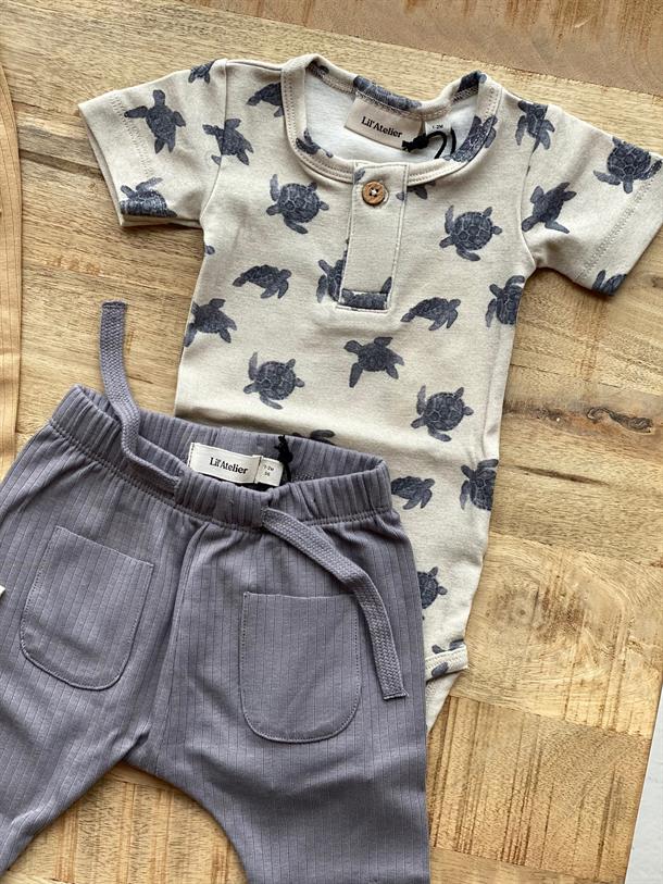 Lil' Atelier - BABY Geo SS slim body - Turtledove-turtles , kortærmet body, body med skildpadder, drenge body, bodystocking dreng