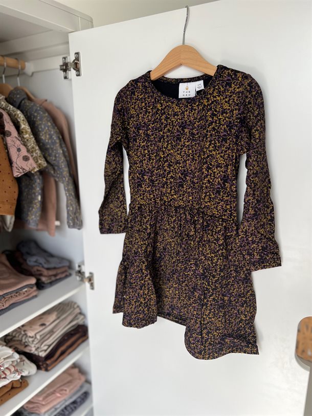 The New - Ecru LS Kjole // Phantom, kjole fra the new, The new kjole, kjole med print, lilla kjole, kjole med guld, langærmet kjole, kjole i farven phantom, kjole i langærmet. The New - Ecru LS Kjole - Phantom