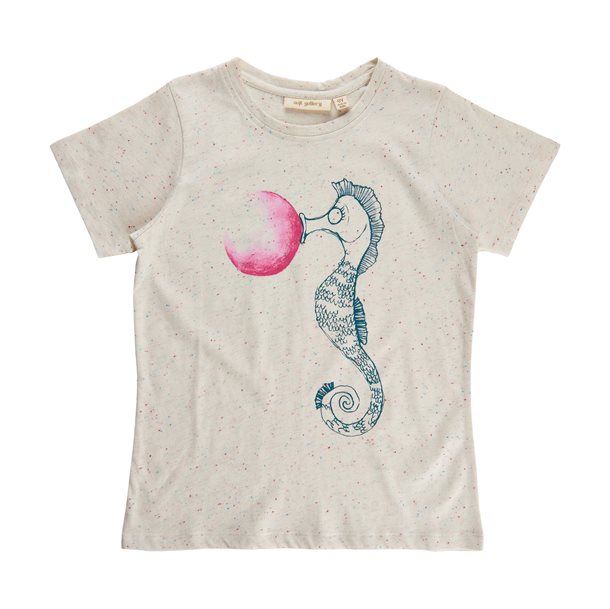 Soft gallery, t-shirt, print af søhest, søhest, pige, antique white, hvid t-shirt, Ji t-shirt, short sleeve t-shirt, pige.
