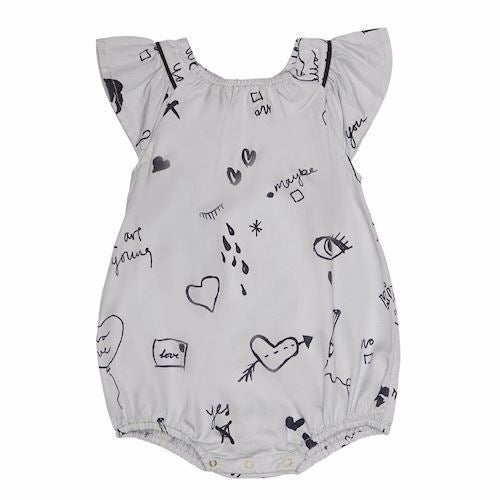 Sød jumpsuit fra Soft Gallery uden ben med fine Loveletters-mønster overalt. Der er trykknapper mellem benene som gør det nemt at få den af og på.

100% Viscose
Vask: 30 grader på vrangen. Krymper ca. 5 %